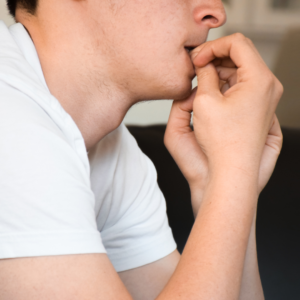 Acupuntura_para_ansiedade Homem roendo a unha, monstrando-se ansioso. Acupuntura para ansiedade